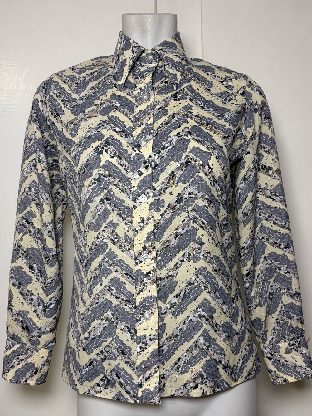 Vintage 70s/80s Elle’s Belles Zig Zag Print Polyester Button Down Dagger Collar